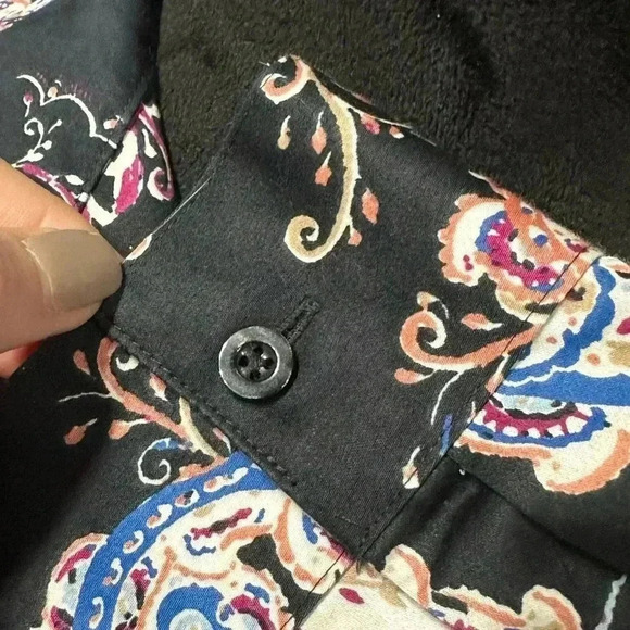 Chico’s Women’s Long sleeve button up shirt. Black paisley artsy size 1 - Picture 3 of 5